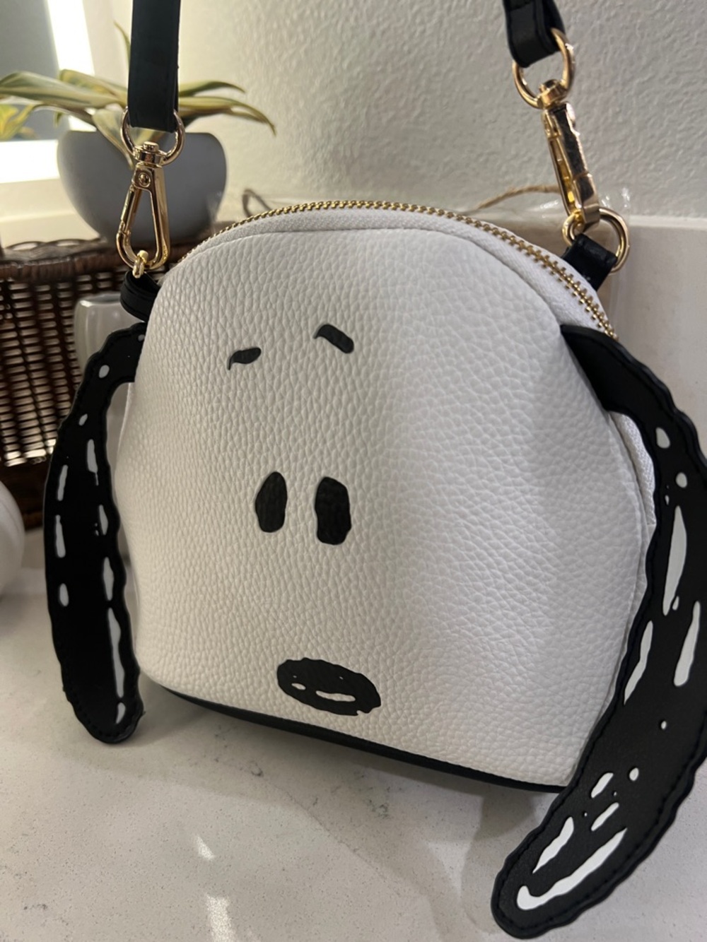 Peanuts White and Black Novelty Snoopy Crossbody Bag - Picture 4 of 13